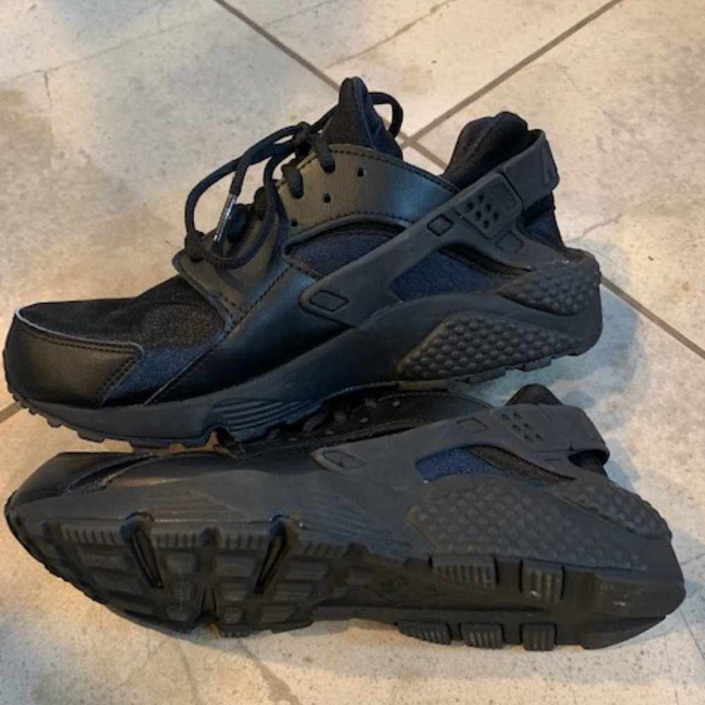Black Nike Air Huarache Women's Size 9
